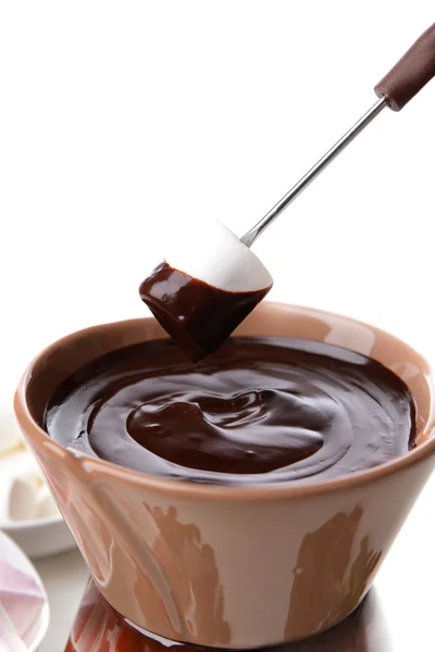 Çikolata fondü ile üzerine beyaz izole lokum şekerleme — Stok fotoğraf
