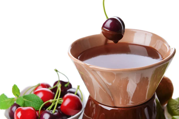 Chokladfondue med skivade frukter, isolerad på vit — Stockfoto