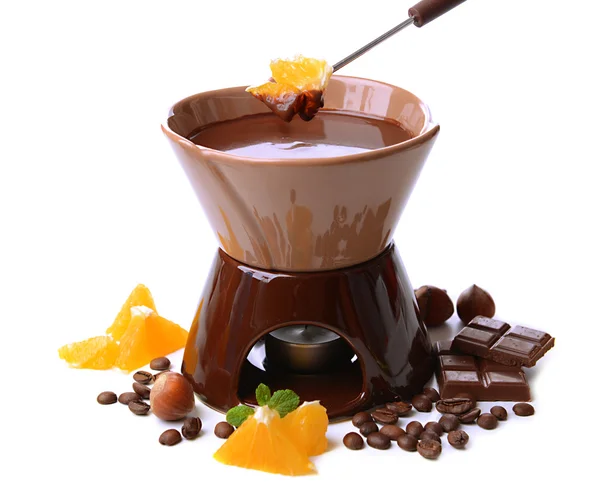 Шоколадное фондю с фруктами, изолированные на белом — стоковое фото