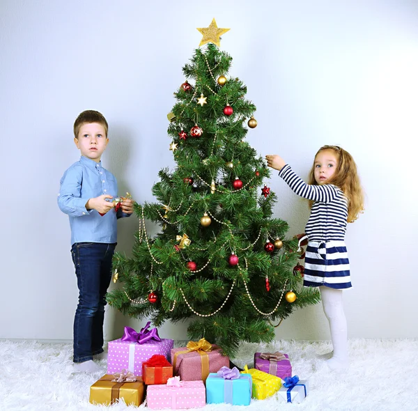 子供たちのクリスマス ツリーを飾ること — ストック写真