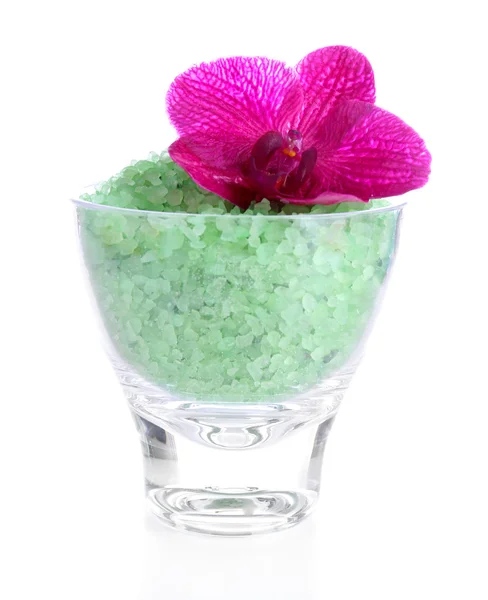 Цвет морской соли в стеклянной чаше и цветке орхидеи, изолированные на белом — стоковое фото