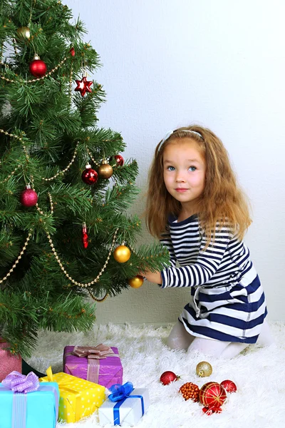 Niña decoración árbol de Navidad Fotos De Stock