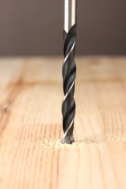 yakın çekim resmin renk arka plan üzerinde ahşap tahta üzerinde delik delik açma