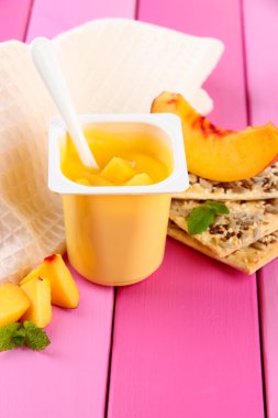 lezzetli yoğurt adet taze meyve ile çerezleri ahşap arka planını renklendirin.