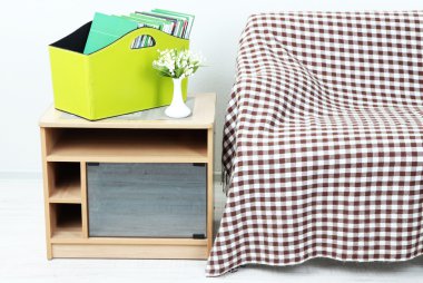 dergi ve başucundaki odasında yeşil kutusundaki klasörler