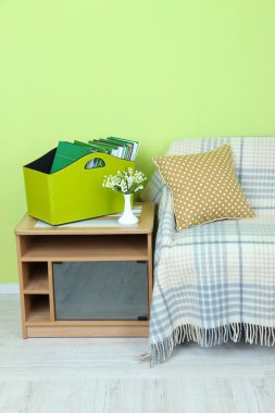 dergi ve başucundaki odasında yeşil kutusundaki klasörler