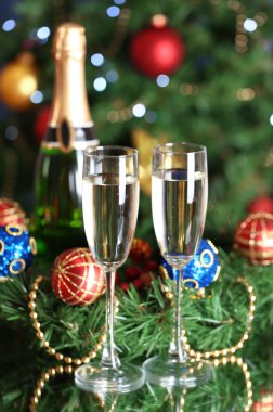 bir Noel ağacı arka cam ve Noel topları ile şampanya