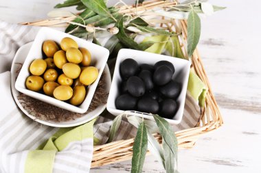 kase üzerinde peçete sepeti ahşap masa üzerinde şubesi ile zeytin