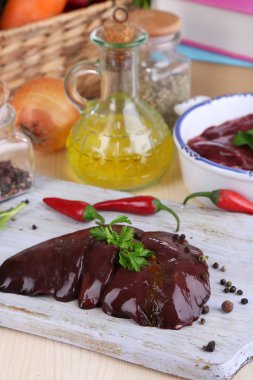 pişmemiş karaciğer tavada ve baharat ve soslar ahşap masa yakın çekim üzerinde ahşap tahta üzerinde