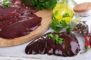 baharat ve soslar üzerinde beyaz izole ahşap tahta üzerinde çiğ karaciğer