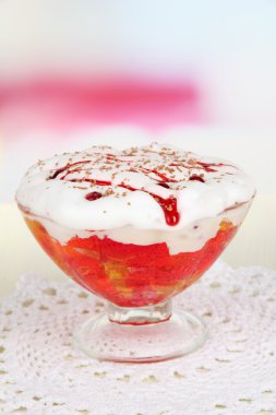 açık renkli tablo üzerinde kase lezzetli reçel