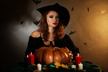 koyu arka plan üzerinde Halloween cadı