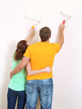 genç bir çift yeni evde tadilat işi