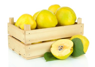 Ahşap kutusunda üzerinde beyaz izole tatlı ayvaları