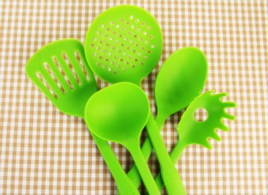 Plastik mutfak eşyaları kumaş zemin