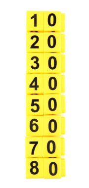 Eğitim küpleri ile farklı numaralar üzerine beyaz izole