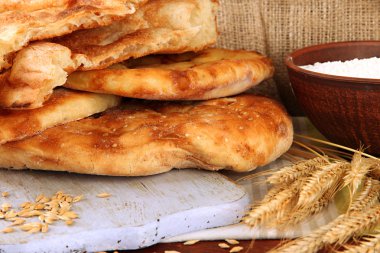 Pita ekmekler sivri ve un üstünde çul arka masada