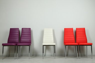 Modern renkli sandalyeler duvar zemin üzerine