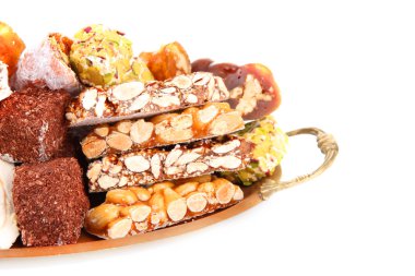 sabrosos dulces orientales en bandeja de metal, aislado en blanco