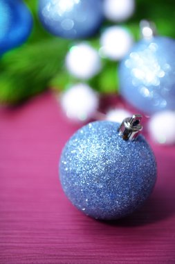çam ağacı, renkli arka plan üzerinde Noel topları