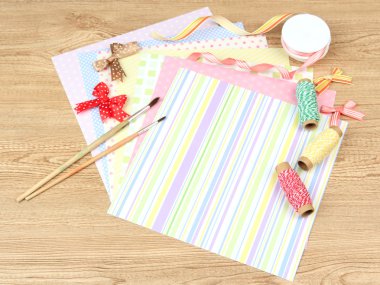 Kağıt scrapbooking ve ahşap masa üstünde alet