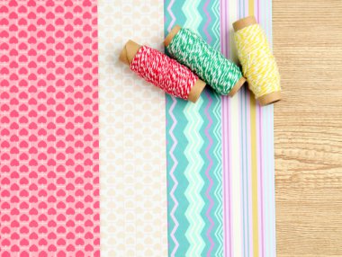 Kağıt scrapbooking ve ahşap masa üstünde alet