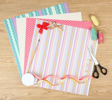 Kağıt scrapbooking ve ahşap masa üstünde alet