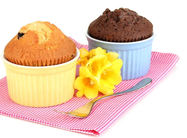 Cupcake in ciotole per cottura isolati su bianco — Foto Stock