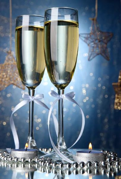 Two glasses of champagne on bright background with lights — Stock Photo, Image