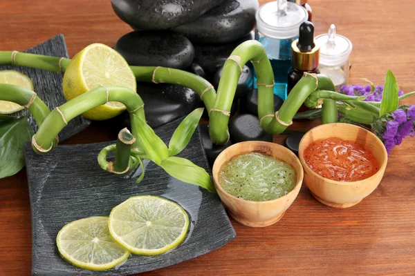 Composition spas avec huiles et pierres de spa sur table en bois close-up — Photo