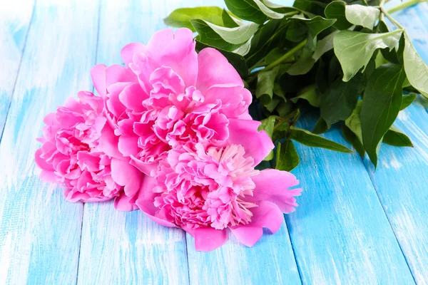 Beautiful peonies on table close-up — Stock Photo, Image