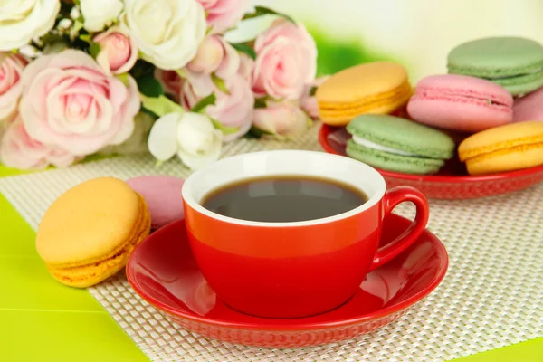 Koffie en bitterkoekjes op tafel op lichte achtergrond — Stockfoto