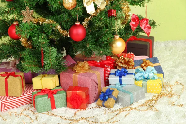Διακοσμημένο χριστουγεννιάτικο δέντρο με δώρα close-up — Φωτογραφία Αρχείου