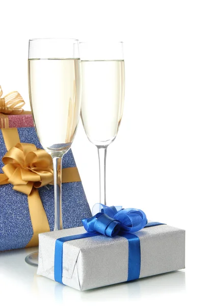 Copas de champán con cajas de regalo aisladas en blanco — Foto de Stock