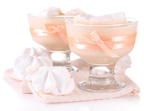 Νόστιμο γιαούρτι με marshmallows, απομονωμένα σε λευκό — Φωτογραφία Αρχείου