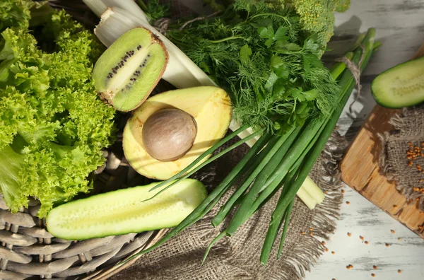 Legumes e frutas verdes frescos, sobre fundo de madeira — Fotografia de Stock