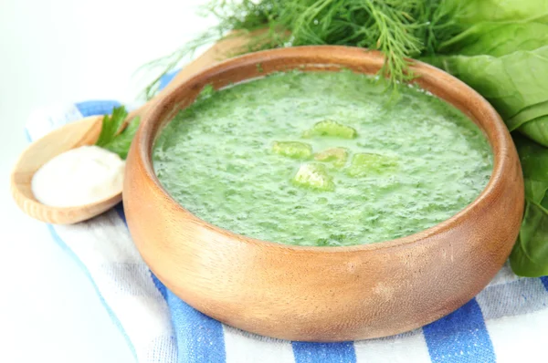 Вкусный шпинатный суп, изолированный на белом — стоковое фото