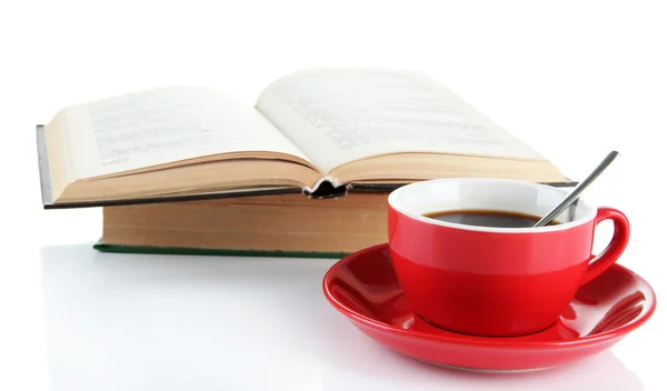 Taza de café y libros aislados en blanco — Foto de Stock