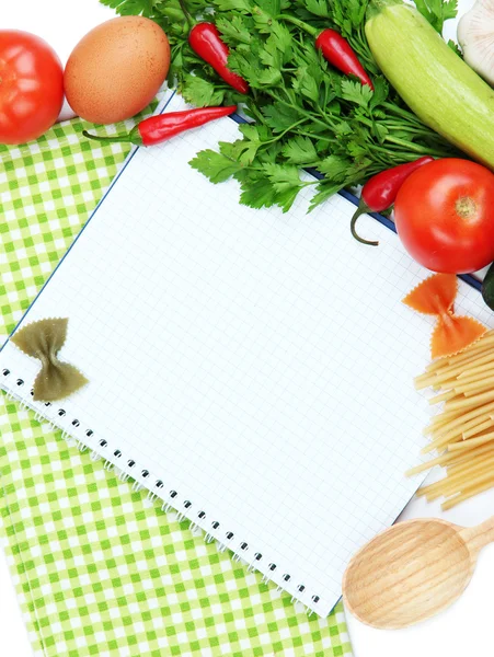 Koken concept. boodschappen met lege kookboek close-up — Stockfoto