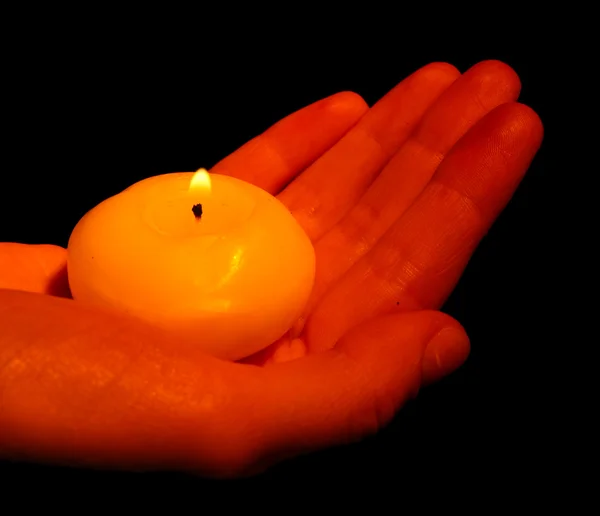 燃烧的蜡烛在手上黑色孤立 — 图库照片