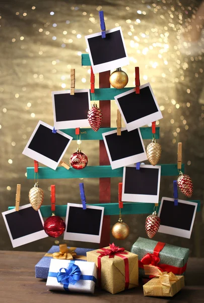 Houten handgemaakte fir boom met lege foto papier en christmas decor op glanzende achtergrond — Stockfoto