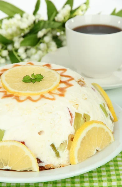 Delicious jelly cake on table close-up — Stock Photo, Image