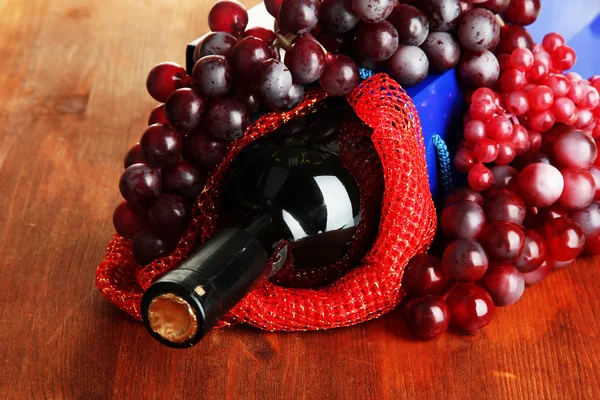 Confezione regalo con vino sul tavolo in legno primo piano — Foto Stock