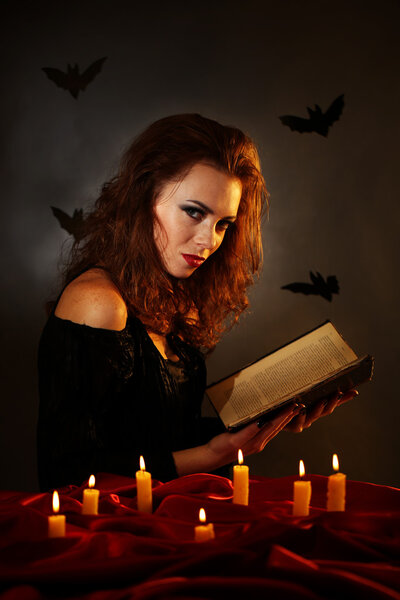 Хэллоуинская ведьма на тёмном фоне
