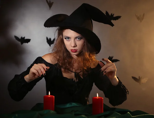 Strega di Halloween su sfondo scuro — Foto Stock