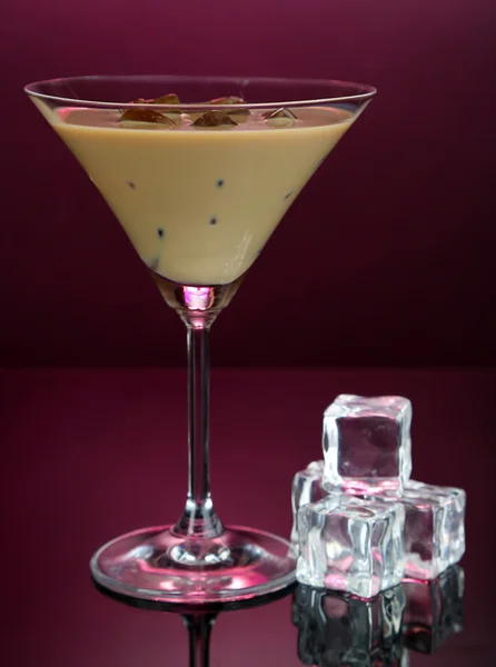 Liqueur Baileys en verre sur fond rose — Photo