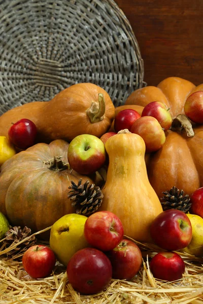 Composição de outono de frutas e abóboras em palha em fundo de madeira — Fotografia de Stock