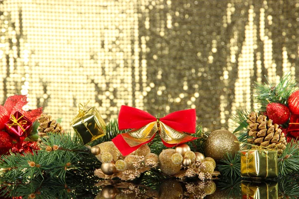在金黄色背景上的圣诞装饰品的组成 — 图库照片