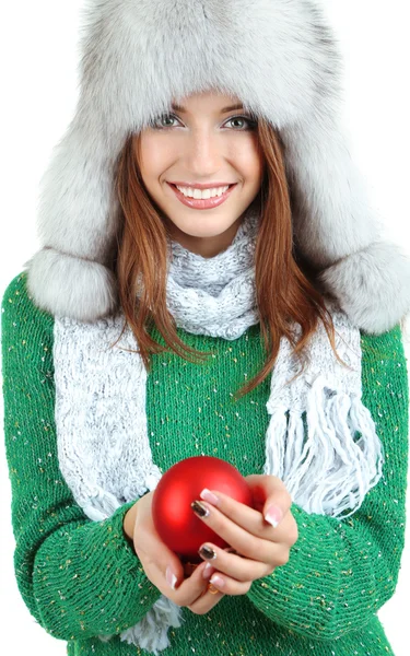 Hermosa chica sonriente con bola de Navidad aislada en blanco — Foto de Stock