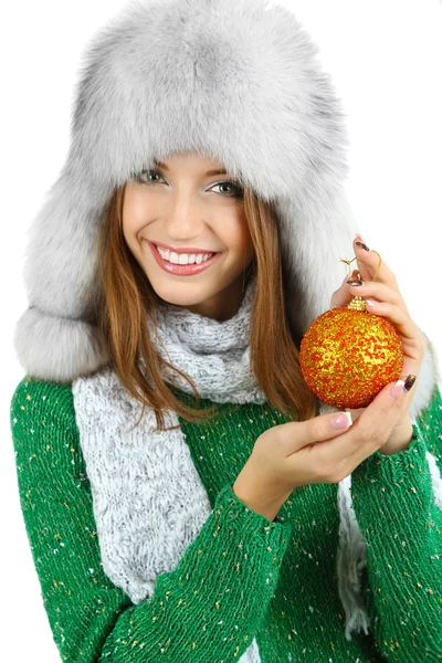 Hermosa chica sonriente con bola de Navidad aislada en blanco —  Fotos de Stock
